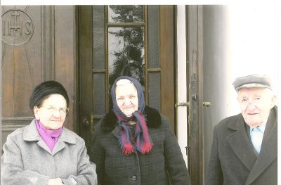 Tre äldre tjecker i Bela Crkva. Från vänster: Kateřina Stehlik, Amalia Zapivovarský och Karel Zapivovarský.